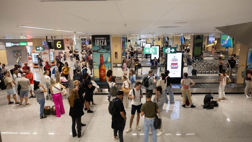 Imagen de archivo de pasajeros en el aeropuerto de Ibiza. | VICENT MARÍ