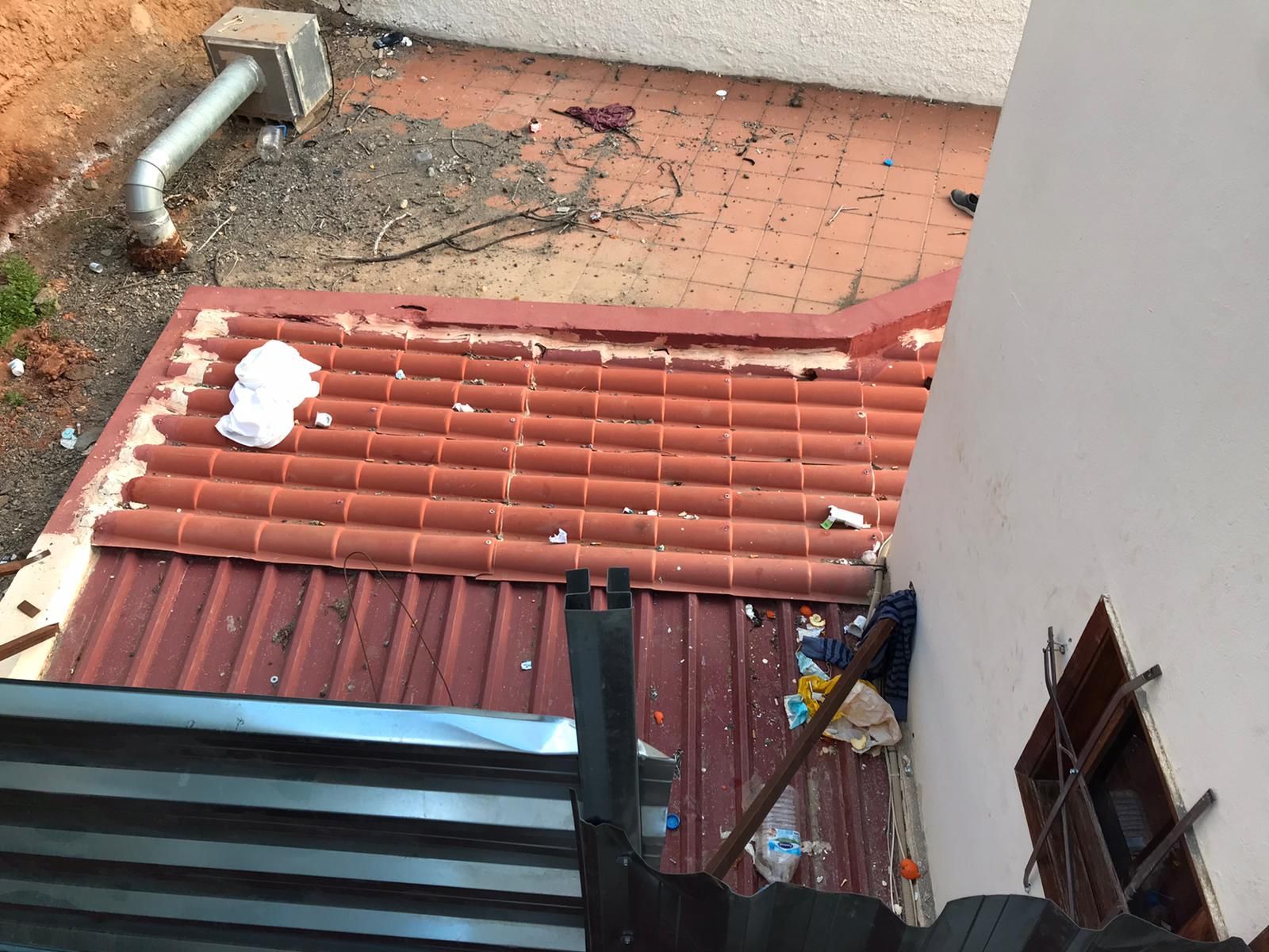 Destrozos en los apartamentos Puerto Bello, en Puerto Rico (Mogán)