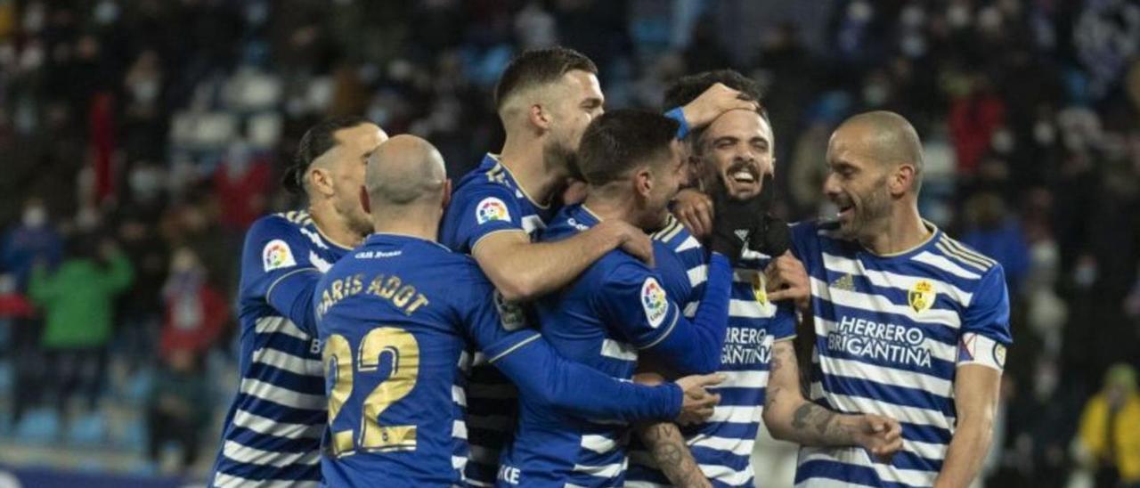 Los jugadores de la Deportiva celebran la victoria en El Toralín ante la Real Sociedad B.