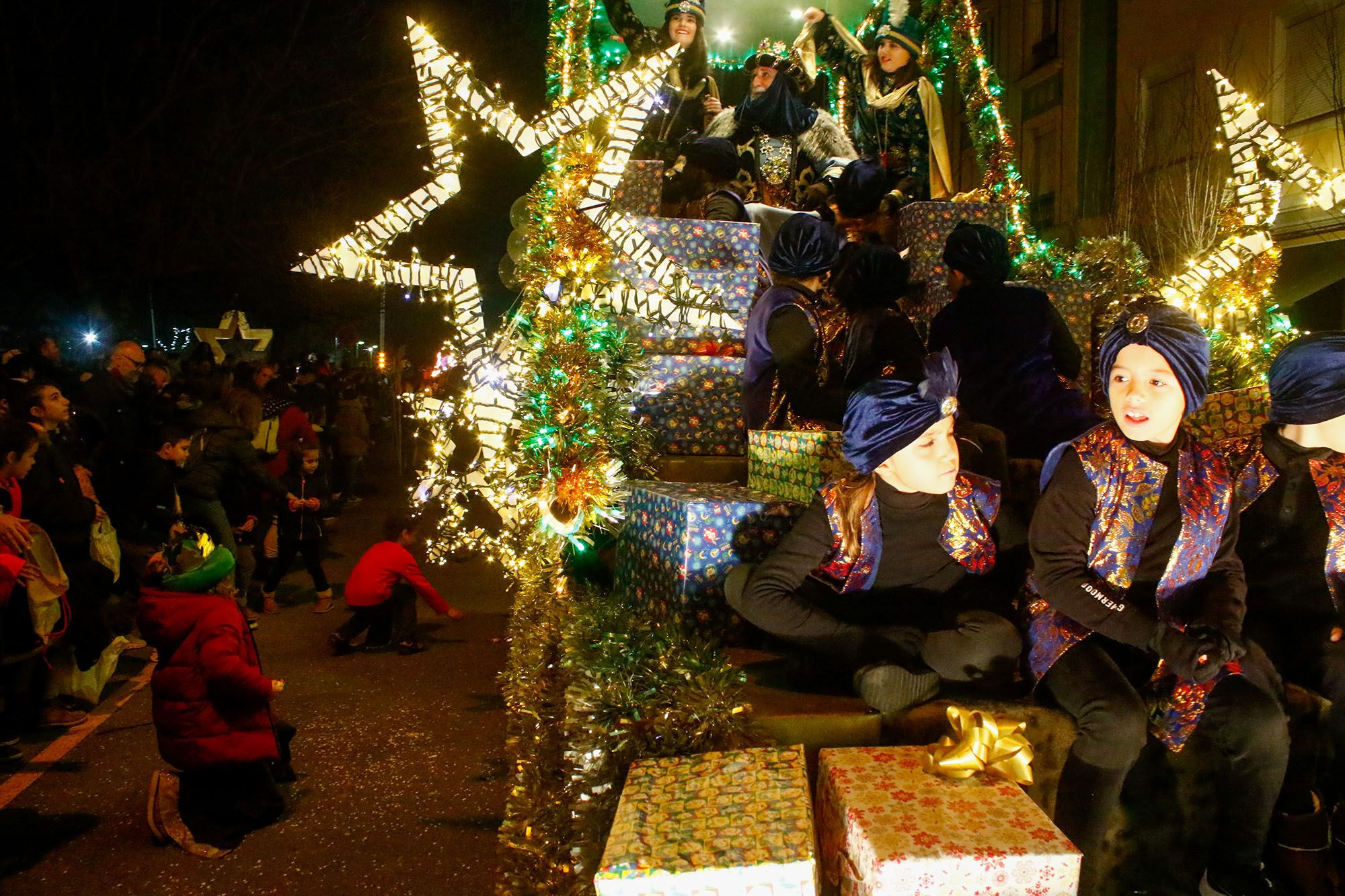 Vilagarcía brinda una multitudinaria bienvenida a los Reyes Magos