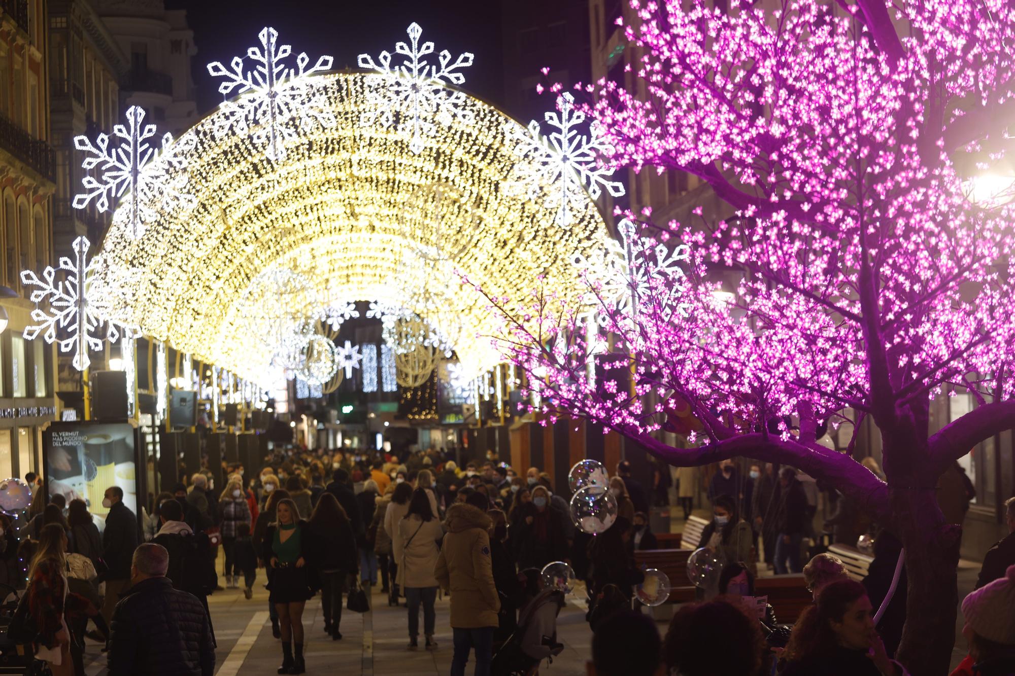 El espíritu navideño desborda de luz y de gente las calles de Oviedo