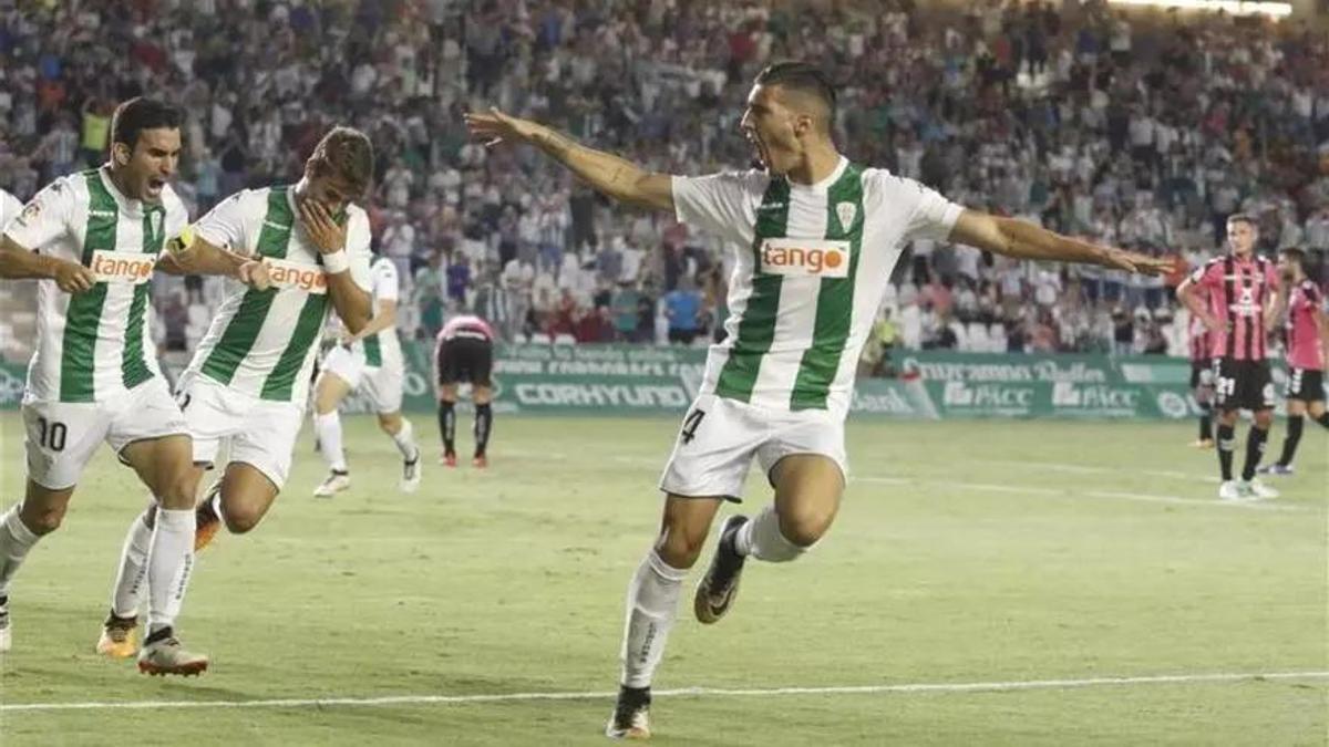 Sergi Guardiola celebra un gol con el Córdoba CF en El Arcángel en la 2017-2018.