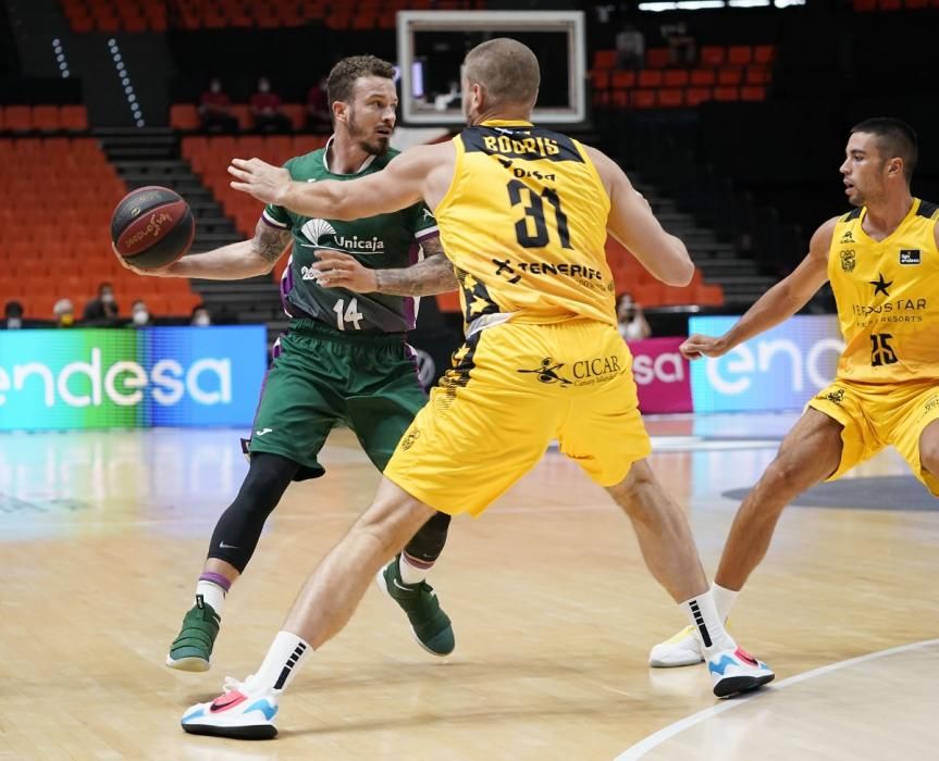 Partido entre el Iberostar y el Unicaja en la fase final de la Liga ACB.