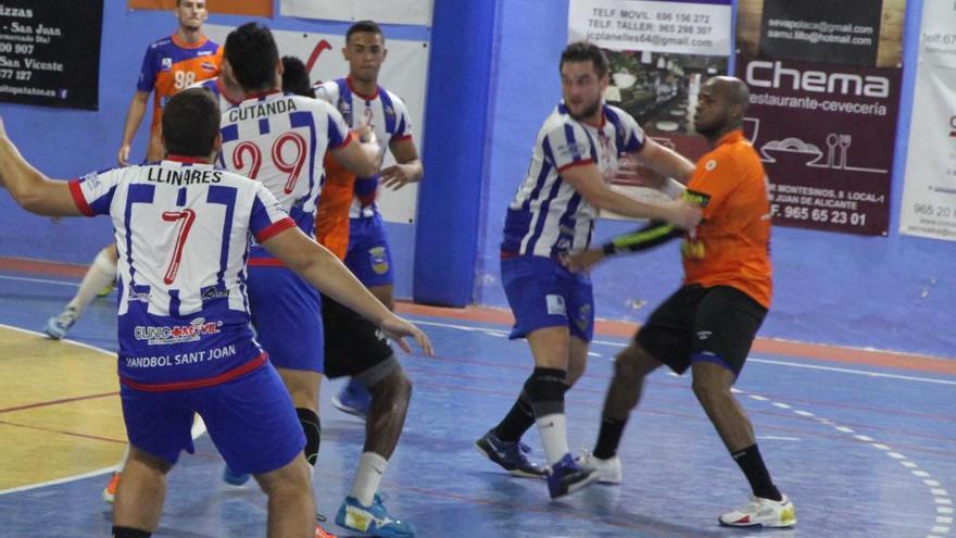 El CB Almoradí provoca la primera derrota en casa del Handbol Sant Joan