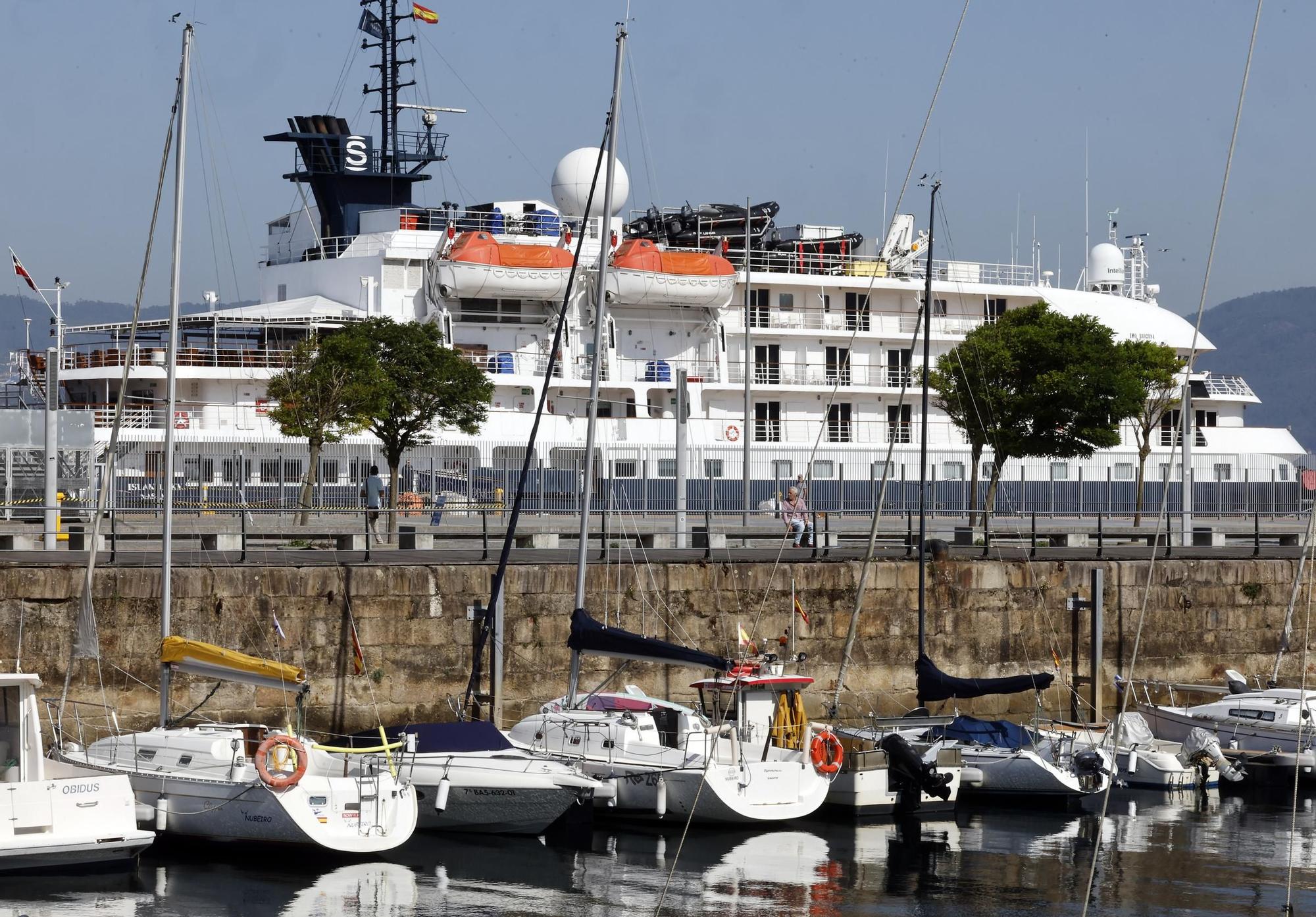 Visitantes y cruceristas del Island Sky y Costa Favolosa animaron un Vigo soleado
