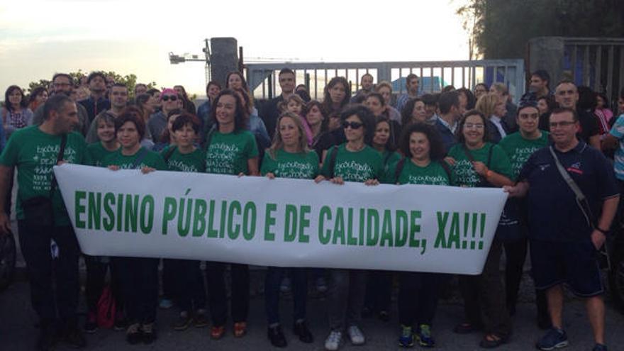 Protesta, esta mañana, ante el Emilia Pardo Bazán. / LOC