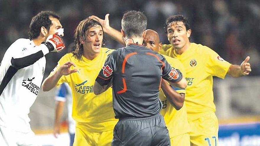 Polémica. Los jugadores protestan un inexistente penalti que Diego López impidió que subiese al marcador.