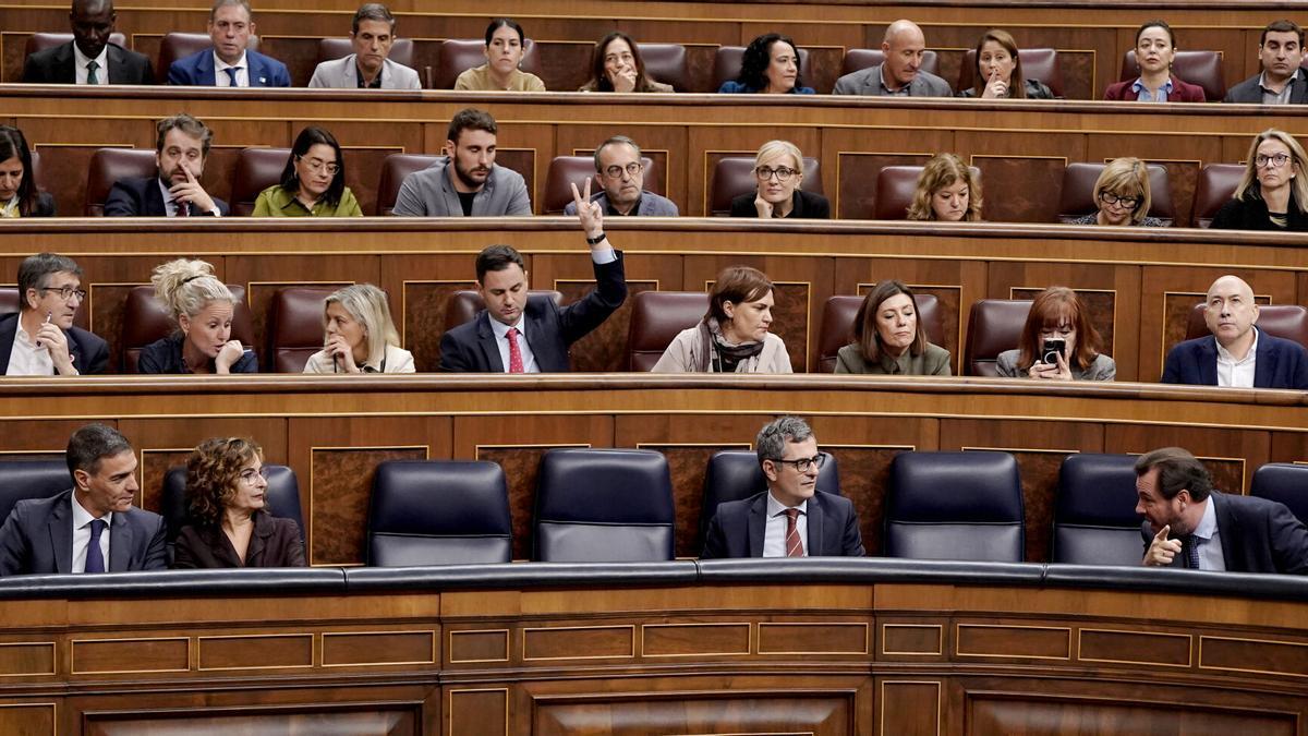 El presidente del Gobierno, Pedro Sánchez, y otros miembros del Ejecutivo durante las votaciones del pleno del pasado jueves en el Congreso.