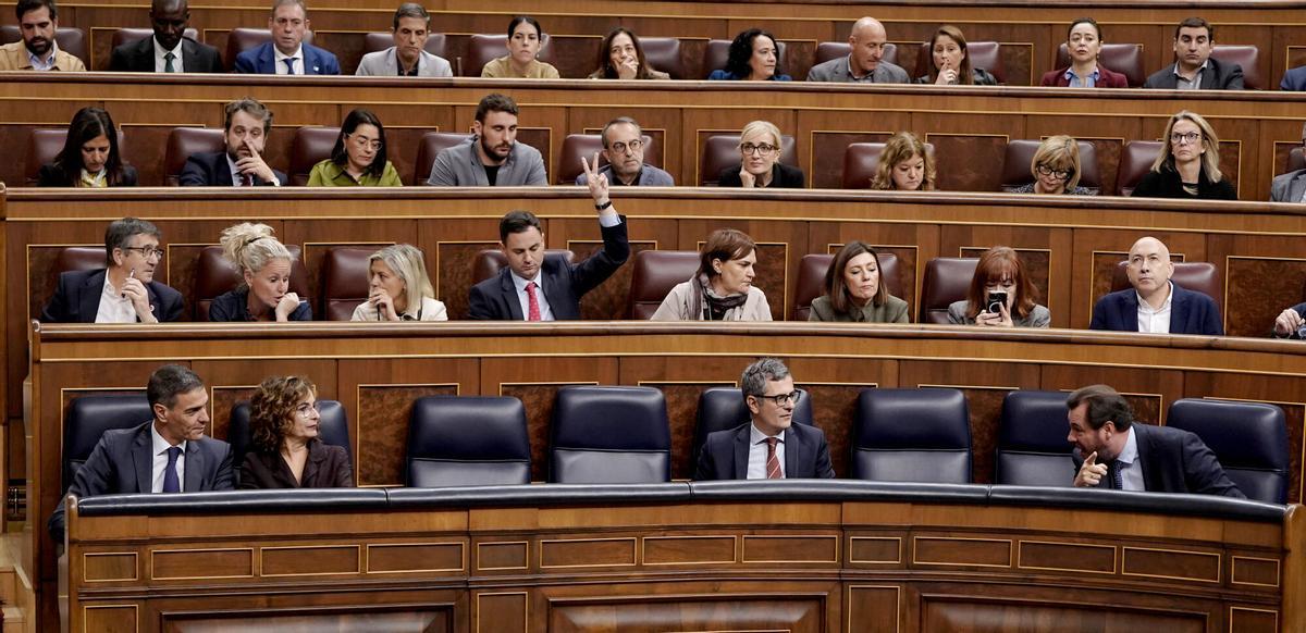 El presidente del Gobierno, Pedro Sánchez, y otros miembros del Ejecutivo durante las votaciones del pleno del pasado jueves en el Congreso.