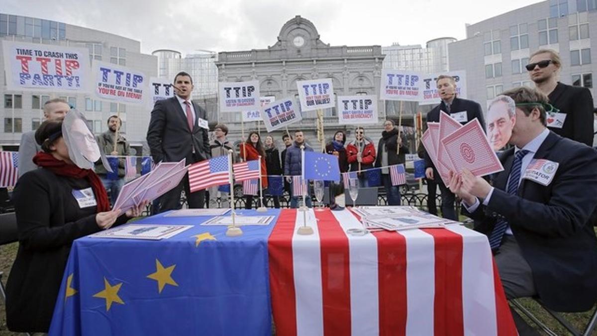 Protesta del grupo europeo de Los Verdes, contra el tratado de libre comercio entre la Union Europea y Estados Unidos  TTIP,  frente al Parlamento Europeo en Bruselas,  Bélgica.