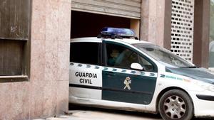 Un coche de la Guardia Civil saliendo de los juzgados de La Vila Joiosa, en una imagen de archivo.