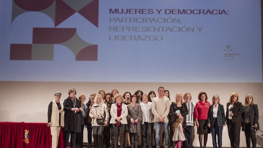 Chiva homenajea a las 32 mujeres que han sido concejalas desde la vuelta de la democracia