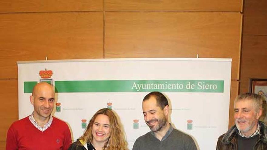 Por la izquierda, Virginio Ramírez, Laura Suárez, Ángel García y Javier González, durante la presentación de las firmas.