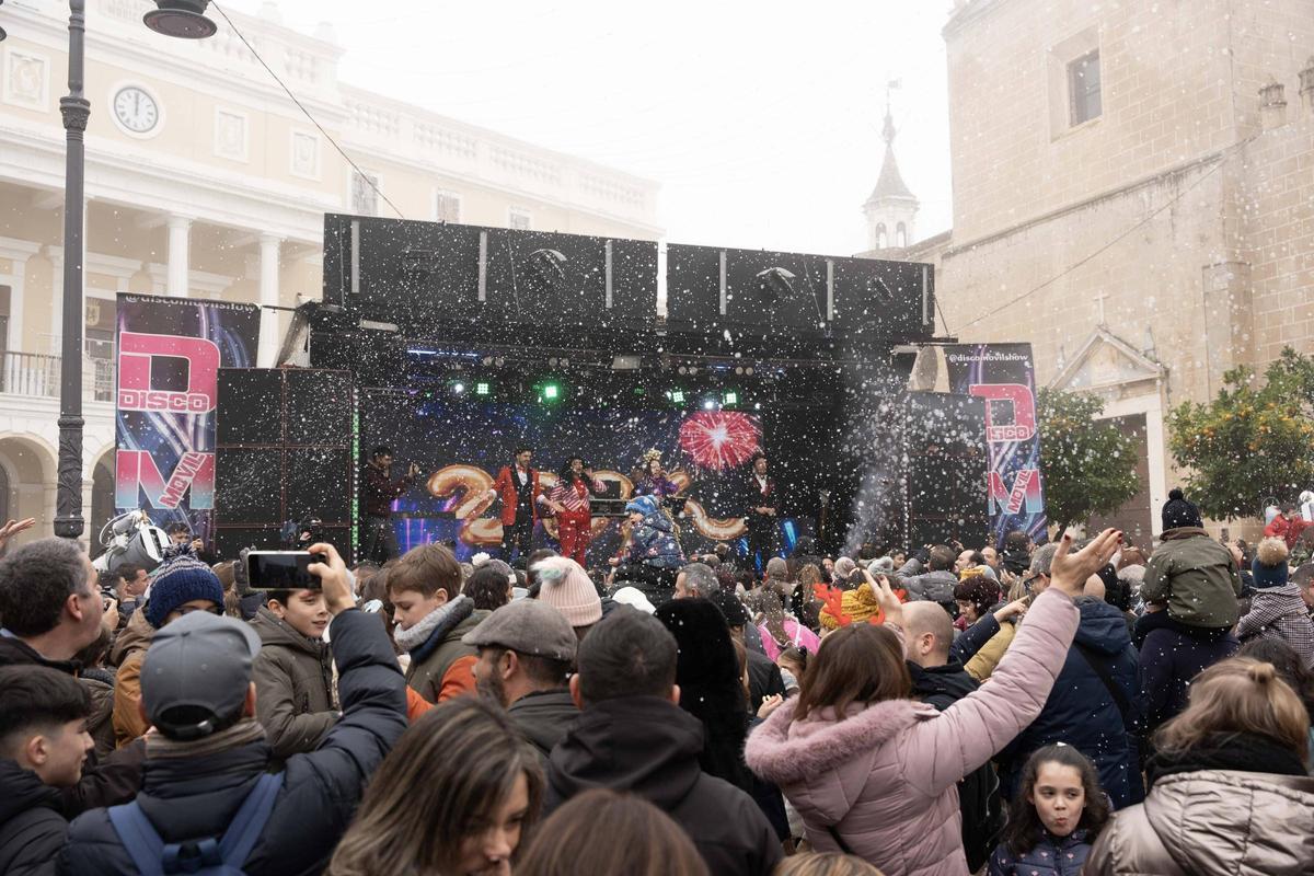 Los niños pacenses se comen las uvas de gominola en las campanadas de San Juan