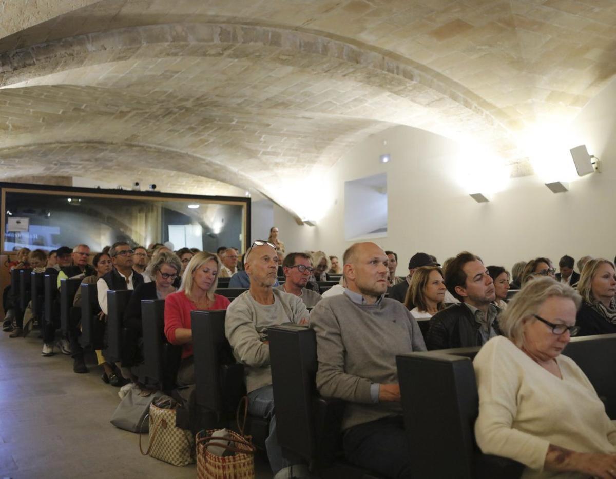 Der Raum im Untergeschoss der Architektenkammer war sehr gut gefüllt. | FOTO: NELE BENDGENS