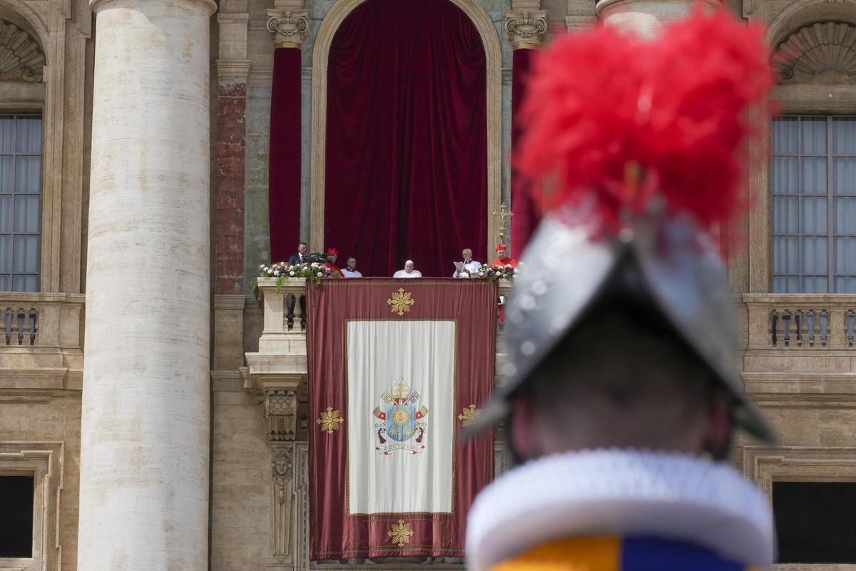 El papa imparte la bendición Urbi et Orbi en San Pedro
