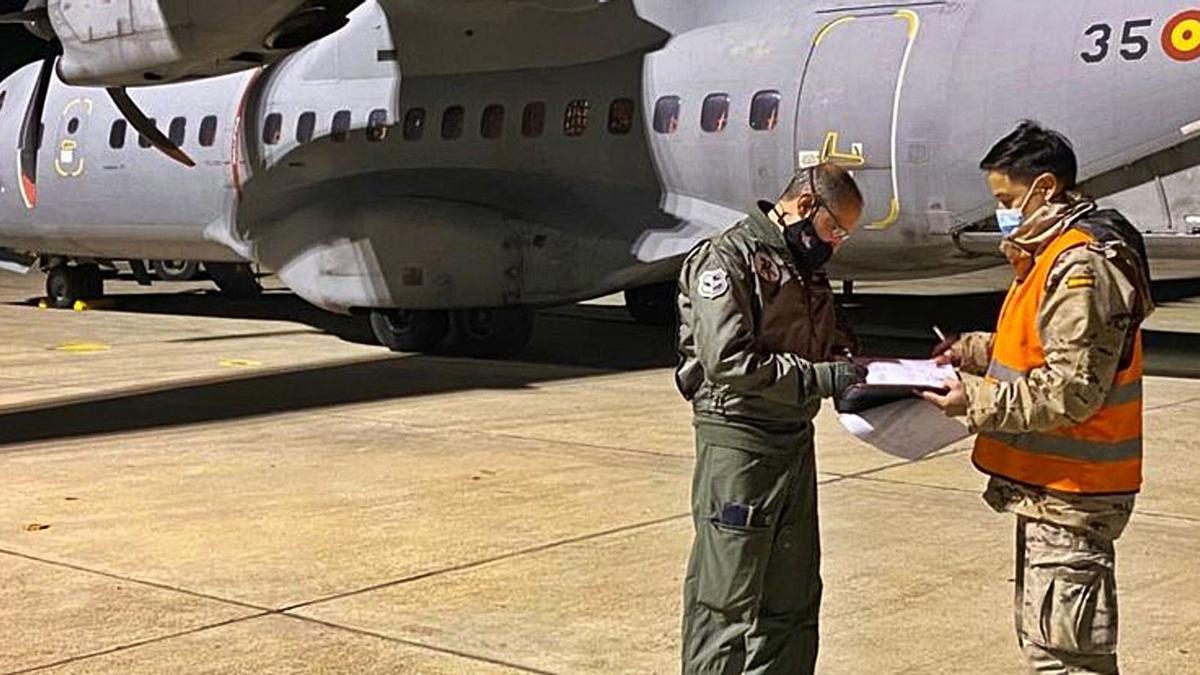 Las primeras vacunas llegadas a Balears la semana pasada se trasladaron en un avión militar.