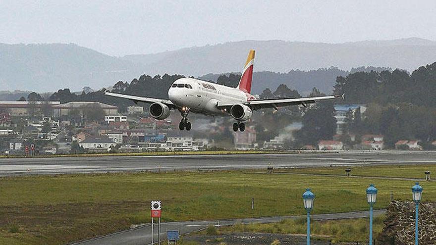 Despegue de un avión en el aeropuerto de Alvedro.  // Carlos Pardellas