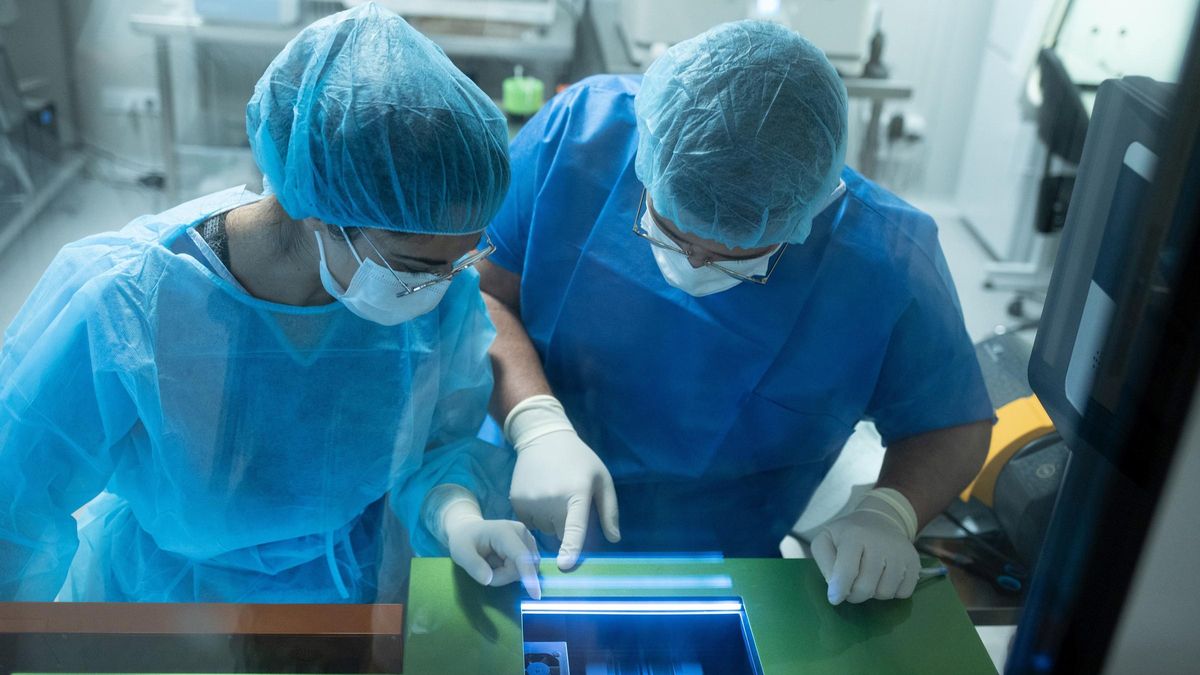 Dos técnicos trabajan en la sala de criopreservación de células el Hospital Clínic