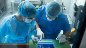 Archivo - Dos técnicos trabajan en la sala de criopreservación de células el Hospital Clínic, a 28 de septiembre de 2023, en Barcelona, Cataluña (España).