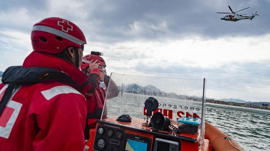 Hombre al agua y velero naufragado: Salvamento Marítimo elige el Mar Menor para simular una gran emergencia