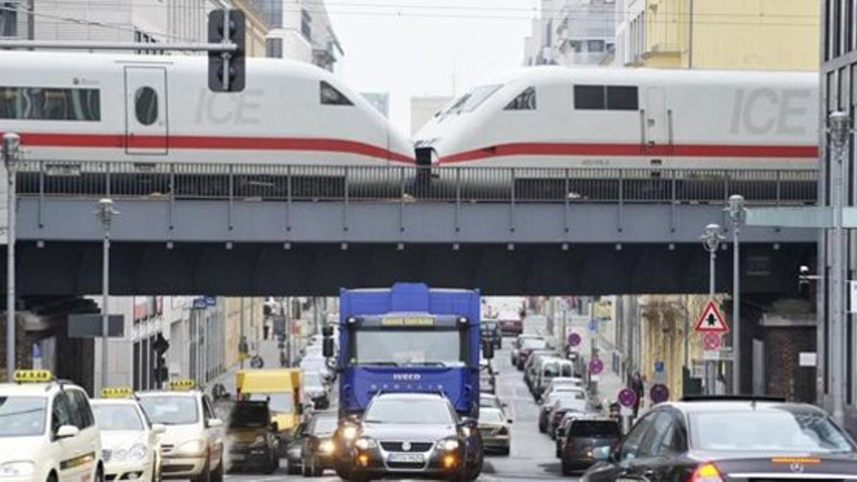 Un tren de la línea de alta velocidad alemana pasa por un puente del distrito berlinés de Mitte, en una imagen de archivo.