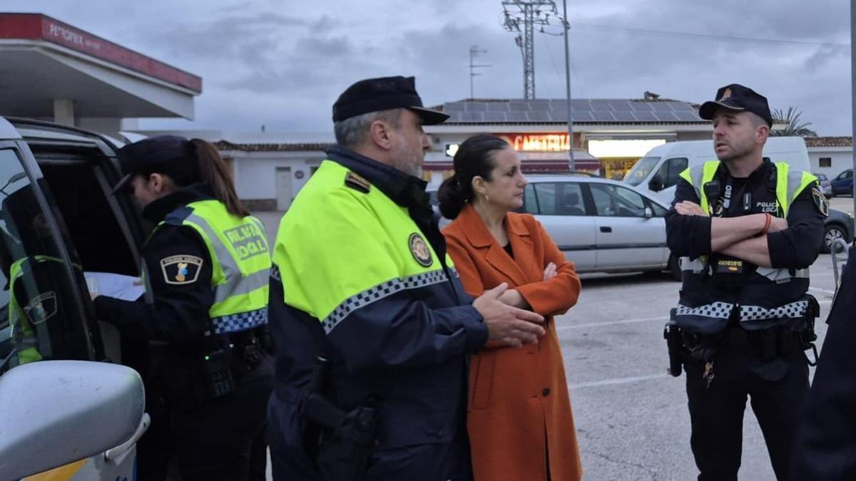 La alcaldesa de Carcaixent y el jefe de la Policía Local supervisan un control de alcoholemia.