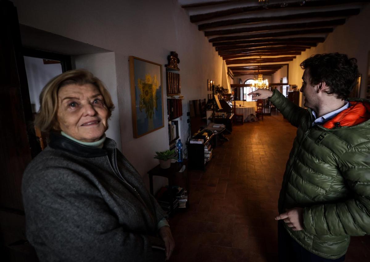 Ernestina Torelló, presidenta de las bodegas, junto a su nieto Paco, en la masía familiar, junto al lugar del accidente.
