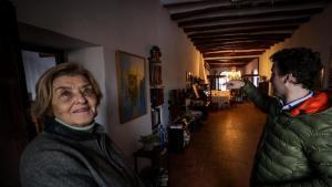 Ernestina Torelló, presidenta de las bodegas, junto a su nieto Paco, en la masía familiar, junto al lugar del accidente.