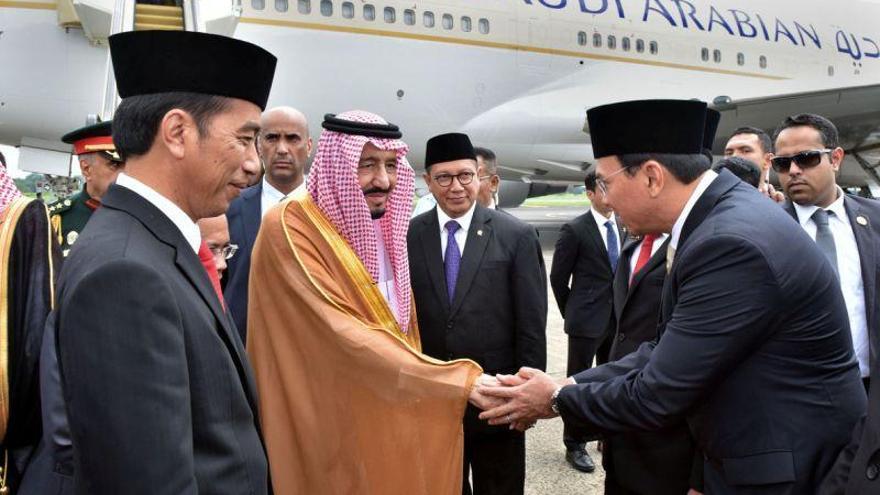 El rey saudí aterriza en Indonesia con 460 toneladas de equipaje