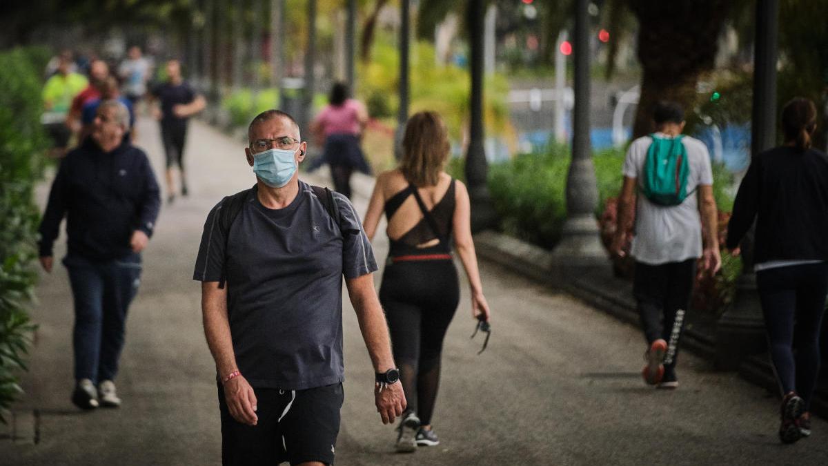 Ciudadanos paseando en Santa Cruz.