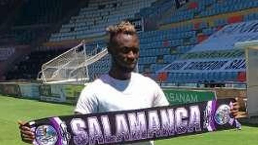 Owusu, ayer, en su presentación como jugador del Salamanca.