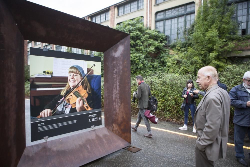 Premios Princesa de Asturias: Alejandro Portes visita la exposición fotográfica "Integrantes" en La Vega