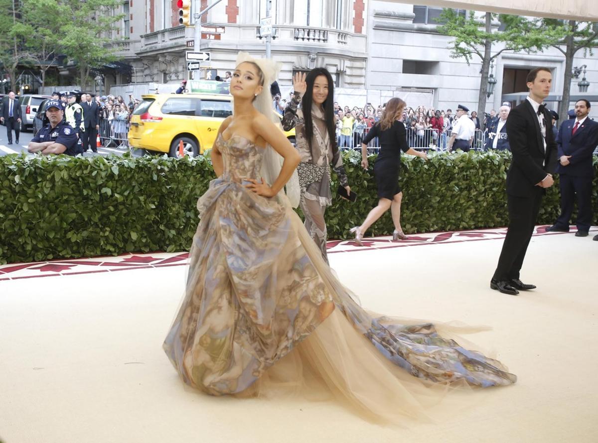 Ariana Grande, y su homenaje a la ’Capilla Sixtina’, obra de Vera Wang.