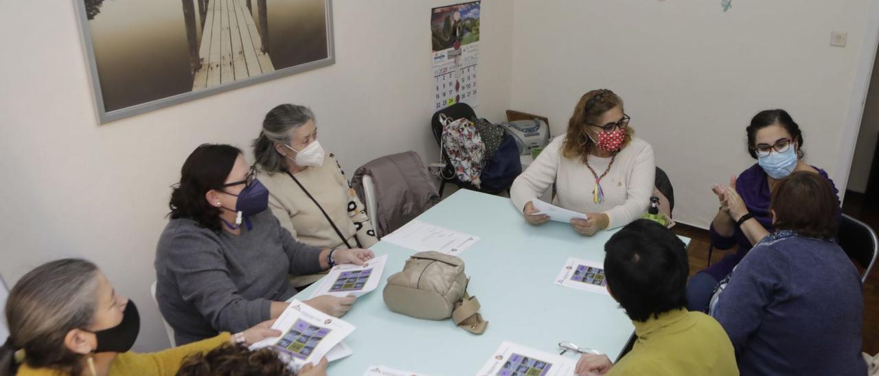 Eva Parrilla, que viste un jersey morado, junto a las mujeres participantes en el taller.