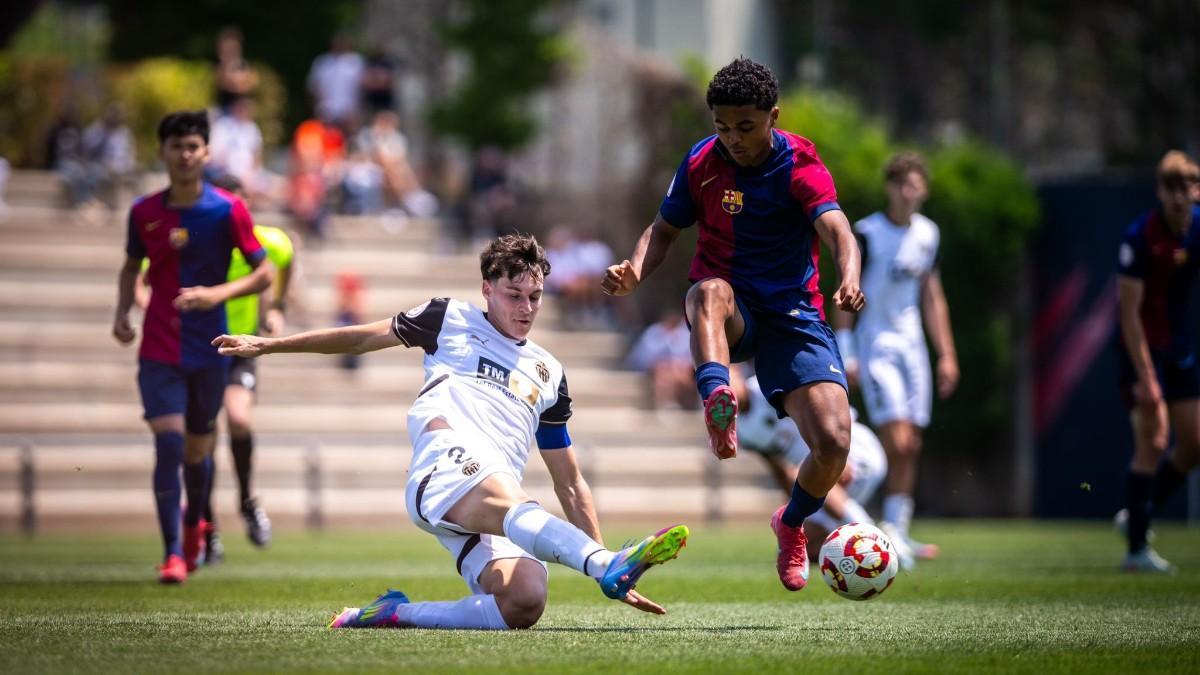 Kluivert, en una acción ante el Valencia