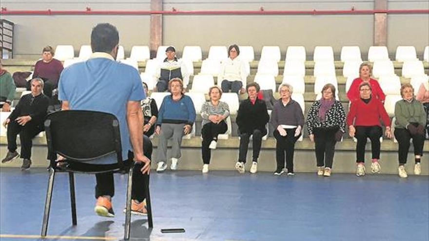 Más de 200 mayores siguen a la espera de las clases de gimnasia