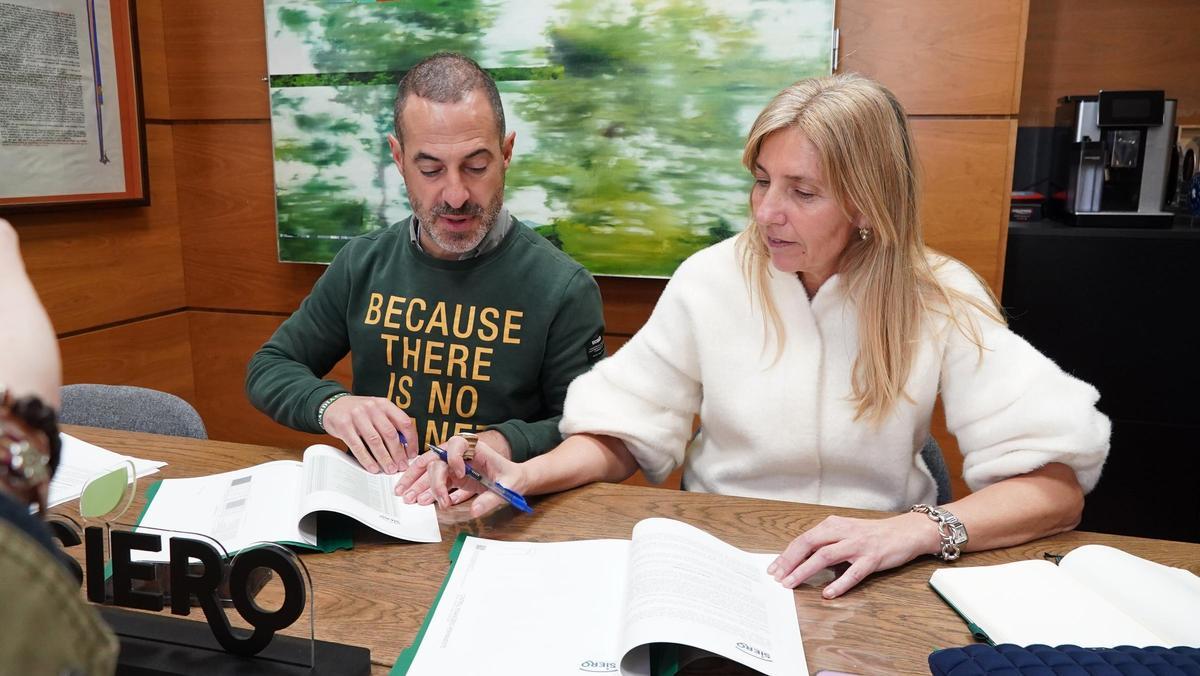 El Alcalde con la edil de La Fresneda, durante la firma del acuerdo.