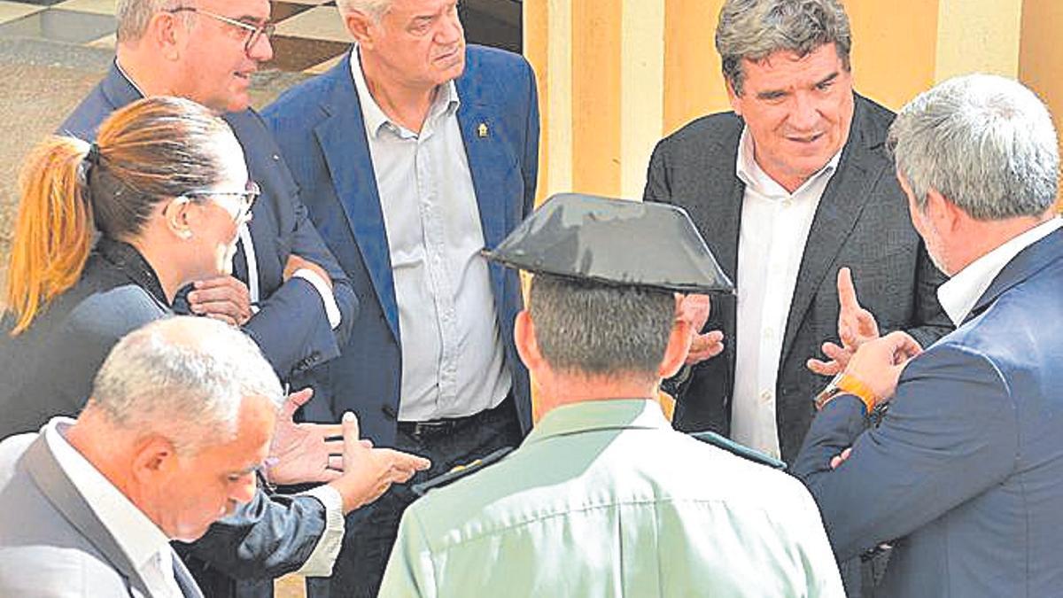 Fernando Clavijo (derecha) charla con José Luis Escrivá.