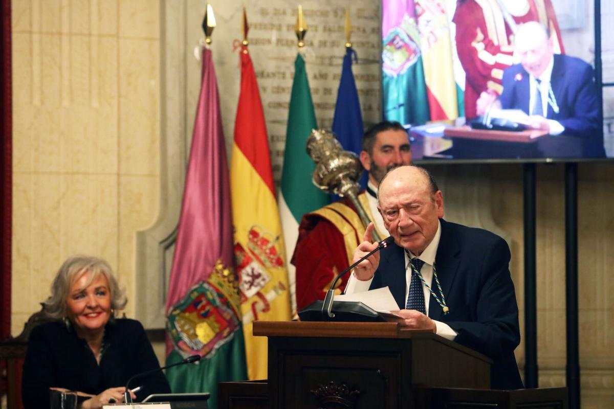 MLG 14-02-2025.- El alcalde de Málaga, Francisco de la Torre, preside el acto de entrega de la Medalla de la Ciudad y el Título de Hijo Adoptivo al cantaor flamenco Antonio Fernández 'Fosforito', al que también asiste el diputado provincial de Cultura Manuel López Mestanza