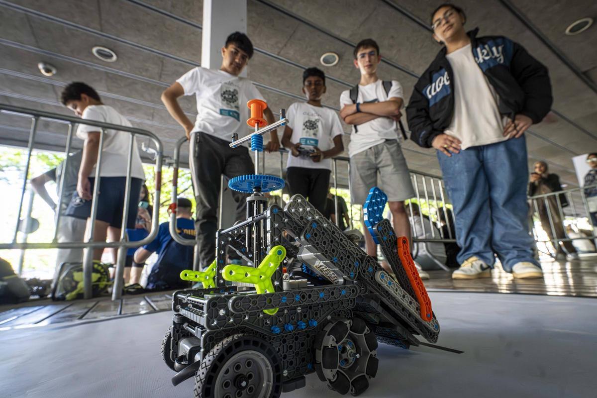 Uno de los modelos exhibidos en la jornada de robots en la calle en La Mina, en Sant Adrià de Besòs.