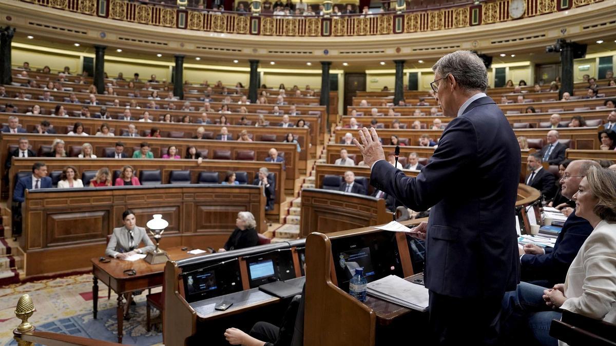 Alberto Núñez Feijóo y Pedro Sánchez durante la sesión de control al Gobierno en el Congreso de los Diputados.