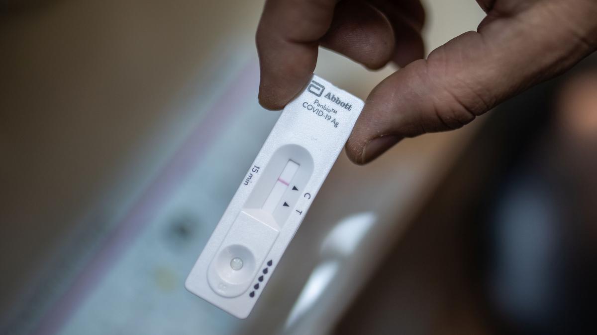 BARCELONA 14/12/2021 Sociedad. Prueba de test de antígenos en la Farmacia Univeristat. Javier sostiene el resultado negativo del test de antígenos realizado en la farmacia. FOTO de ZOWY VOETEN