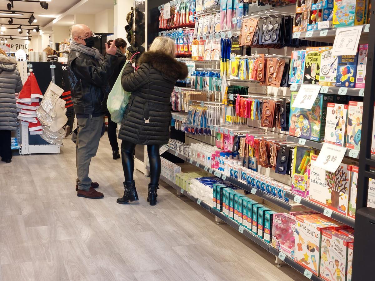 Algunos de los primeros clientes de la nueva tienda de Primaprix de Zaragoza