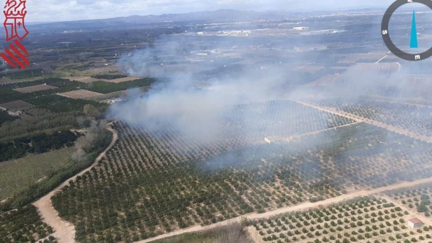 Vista aérea del incendio forestal de Alzira.