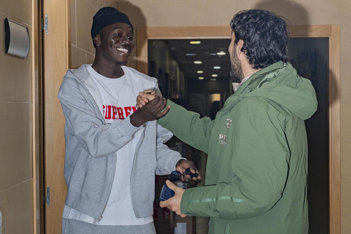 Pape Gueye, el héroe de la Copa de África con Senegal, recibido con honores en el Villarreal.