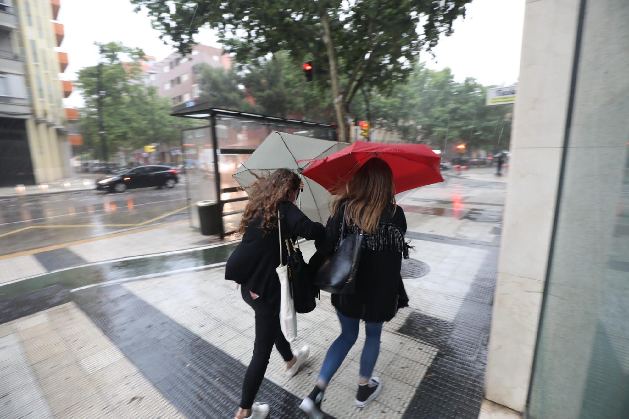 Viandantes en plena tormenta