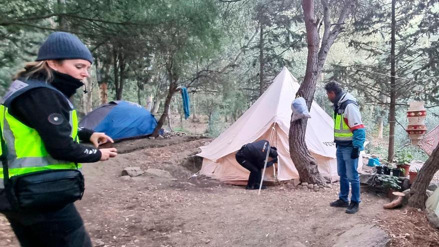 Agentes de la Policía procediendo al desmantelamiento de la comuna. / @policiandalucia