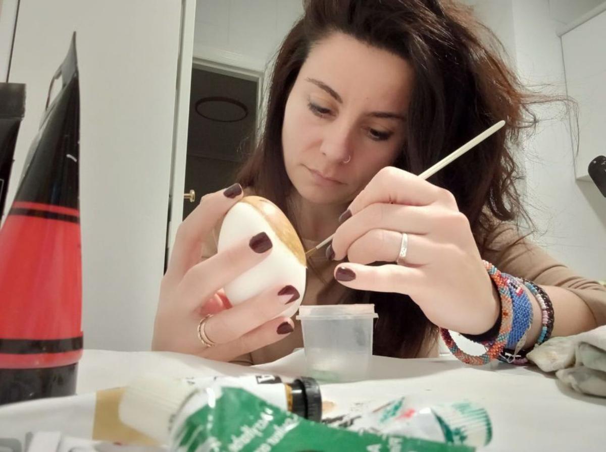 La artesana Bárbara Méndez, en plena elaboración de uno de sus diseños para la fiesta de este año. | L. R.