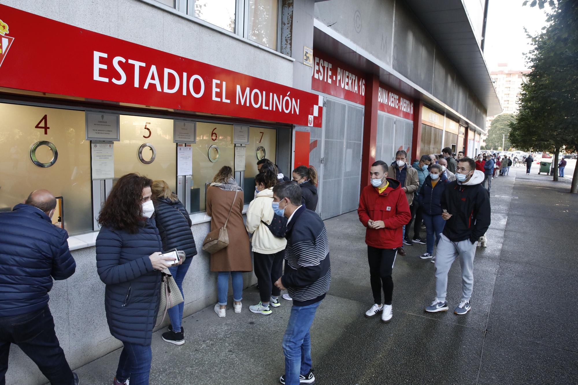 Colas en El Molinón para comprar las entradas para el partido ante el Lugo